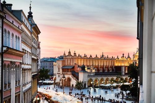 - une vue sur une rue d'une ville avec des bâtiments dans l'établissement Krakow For You Main Square Apartments, à Cracovie