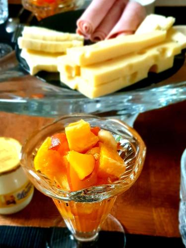 a glass bowl filled with fruit and cheese on a table at Maison de maître à BRAM # Jacuzzi in Bram