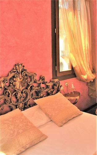 a bedroom with a bed and a window at Relais Alcova del Doge in Mira