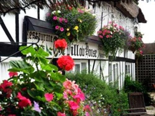 una casa con flores delante en The Willow House, en Watton