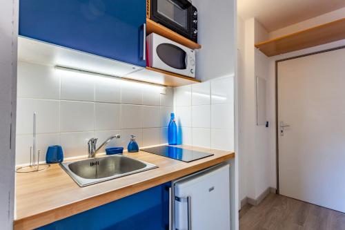 a kitchen with a sink and a microwave at "Lumières", beau studio 2 étoiles, faculté Lyon 3 in Lyon