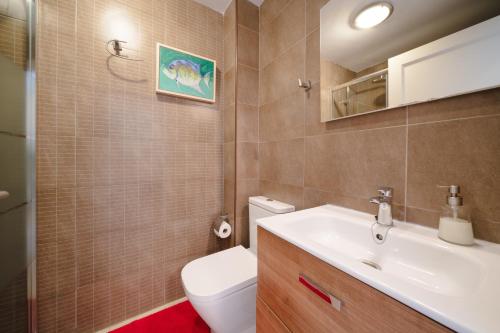 Ένα μπάνιο στο APARTAMENTO LOS REMOS DE LA GRACIOSA