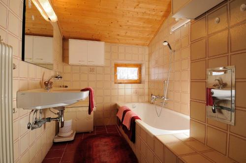 Koupelna v ubytování Looshaus Weerberg