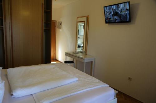 VILLA ANA LOVRAN apartments & rooms