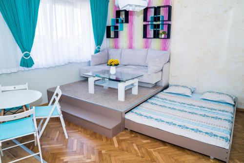 un soggiorno con divano e tavolo di Sofia Central Pretty Apartment a Sofia