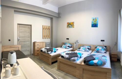duas camas num quarto com duas camas sidx sidx sidx sidx em OLIVIA em Osiek