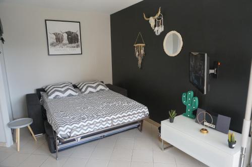 une petite chambre avec un lit et une table dans l'établissement la villa des pins, à Juan-les-Pins