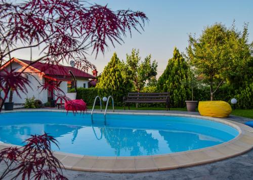The swimming pool at or close to Guest House Raiski Kаt
