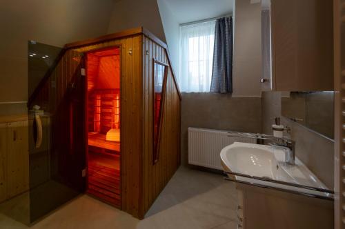 A bathroom at Airport Apartman