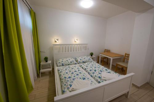 Postel nebo postele na pokoji v ubytování Hullam Rooms Siofok