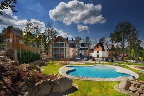 a house with a swimming pool in a yard at Green Apartments in Karpacz