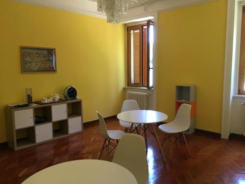 comedor con mesa y sillas en Villa GiaDa b&b en Potenza