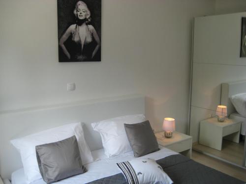 una camera con un letto con una foto sul muro di Apartment Lara a Žman