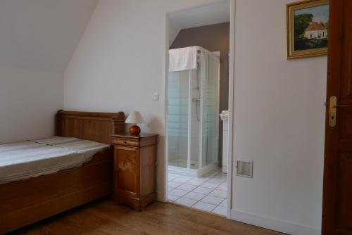 una camera da letto con un letto e una cabina doccia di Les Chambres du Moulin a Susmiou