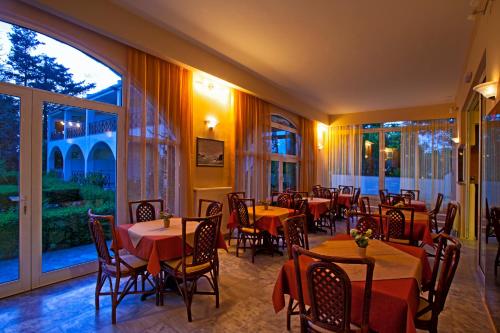 Restoran ili drugo mesto za obedovanje u objektu Hotel Kalamitsi Apartments