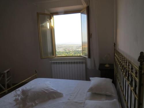 Ein Bett oder Betten in einem Zimmer der Unterkunft L'Orizzonte di Nocchi Manrico