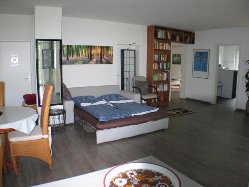 ein Schlafzimmer mit einem Bett und ein Wohnzimmer in der Unterkunft Ferienwohnung in Waldrandlage in Zierenberg