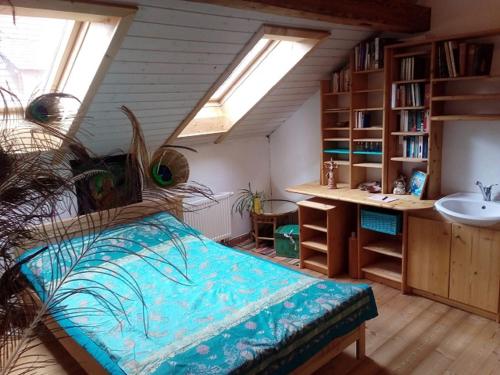 a bedroom with a bed and a sink in a room at Gastehaus und Cafe - Lichthof in Ottendorf