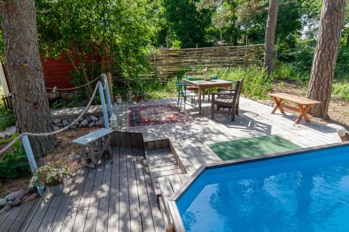ein Garten mit Pool, Tisch und Picknicktisch in der Unterkunft Cirkus Hostel Holken in Inkoo