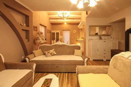 ein Wohnzimmer mit einem Sofa und einem Tisch in der Unterkunft Holiday house Leona in Otočac