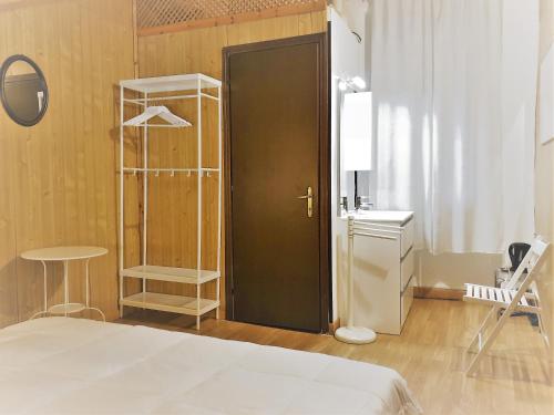 Schlafzimmer mit einem Bett und einer schwarzen Tür in der Unterkunft San Lorenzo Cozy Studio in Bergamo