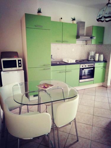 Sweet green apartment with garden