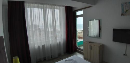 Televisyen dan/atau pusat hiburan di Summerland Sea View Apartment