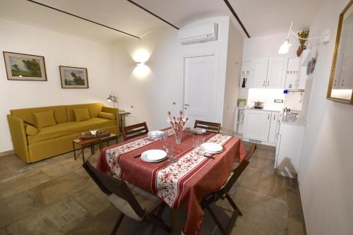 A seating area at Casa delle Rocche