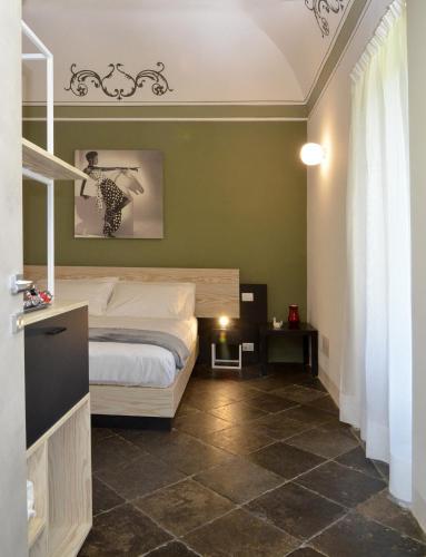 a bedroom with a bed and a green wall at Regia Trazzera in Ragusa