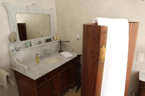 a bathroom with a sink and a mirror at Justin de Provence in Orange