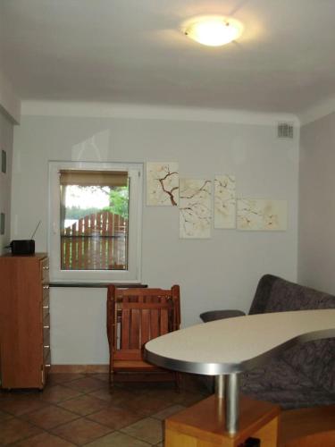 a living room with a table and a window at Dom wakacyjny bezpośrednio przy Jeziorze Białym in Okuninka