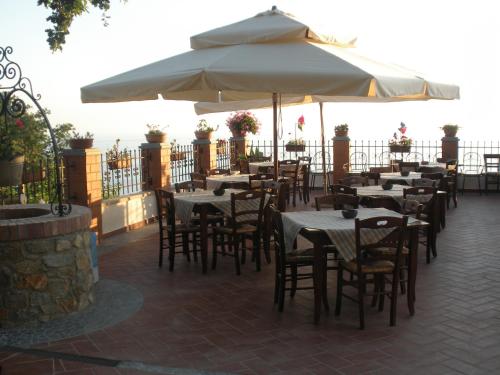 Un restaurante o sitio para comer en Agritursmo Montesalerno