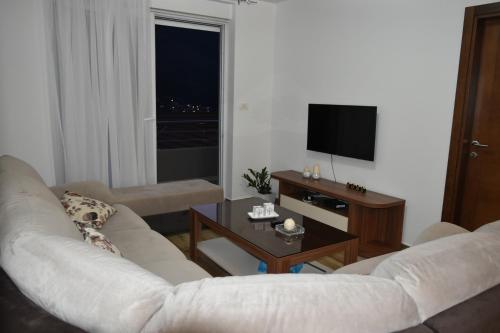 Una televisión o centro de entretenimiento en Apartments Sea View