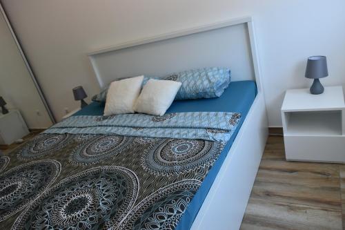 Una cama o camas en una habitación de Apartments Sea View