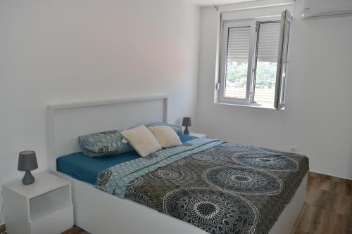 Una cama o camas en una habitación de Apartments Sea View