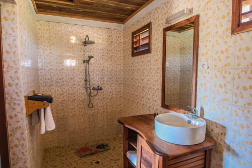La salle de bains est pourvue d'un lavabo et d'une douche. dans l'établissement CAP KIMONY, à Morondava