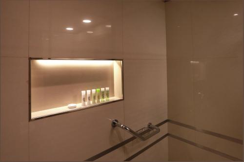 a bathroom with a shower with a mirror at Hotel y Casino Del Río - Cipolletti in Cipolletti