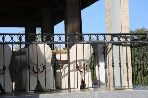 une clôture noire avec des planches de surf sur un balcon dans l'établissement Villa Ana, à Lovran