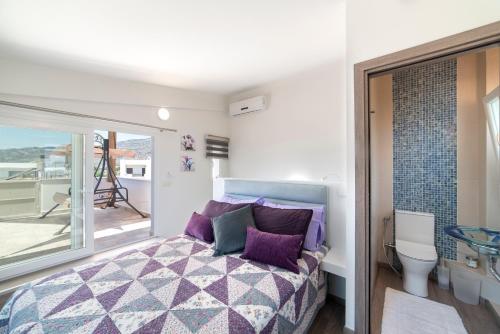 Katil atau katil-katil dalam bilik di Paradisos luxury villas next to beach