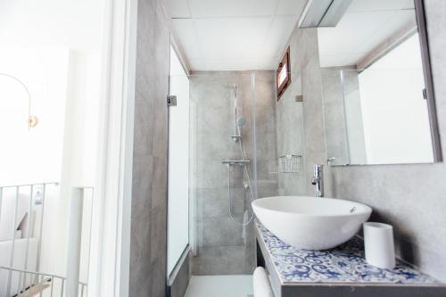 Bilik mandi di One&Lux Byron Suites