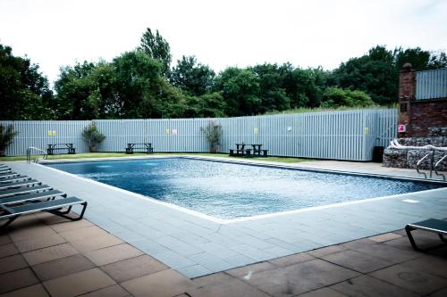 - une piscine avec bancs et clôture dans l'établissement Village Hotel Blackpool, à Blackpool