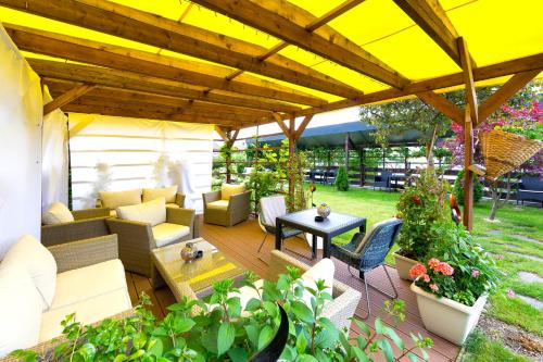 Taman di luar Hotel Kristall