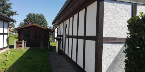 a side view of a building with ashed at Ferienhaus Apfelblüte in Twielenfleth