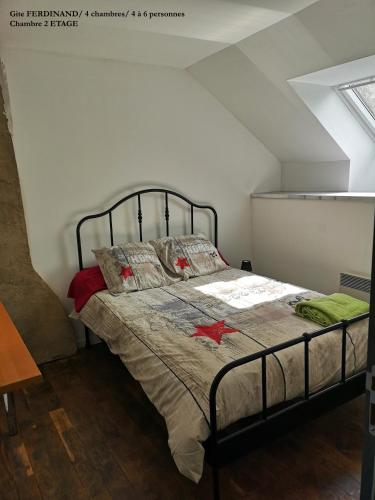 une chambre avec un lit dans un grenier dans l'établissement LA GALNAIS, à Ploërmel