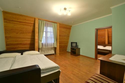 Televizors / izklaižu centrs naktsmītnē Motel Karpaty