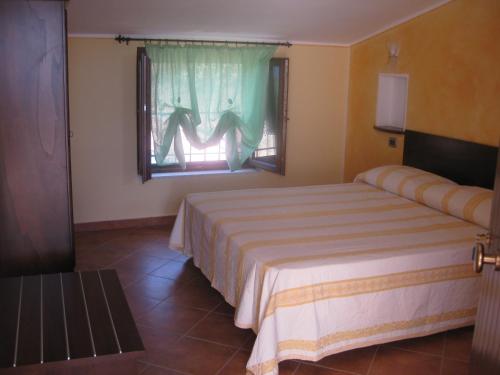 Un dormitorio con una cama grande y una ventana en Agritursmo Montesalerno, en Diamante