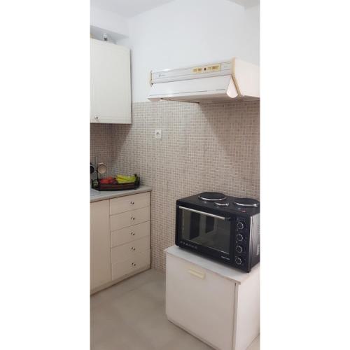 Dapur atau dapur kecil di Penny's studio in the heart of Poros