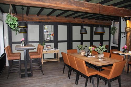 Ein Restaurant oder anderes Speiselokal in der Unterkunft B&B de Rekkendonken 