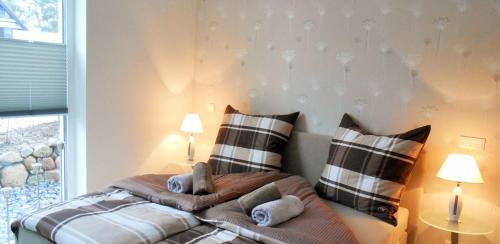 um quarto com uma cama com dois bichos de peluche em Dat Segelhus em Ostseebad Karlshagen