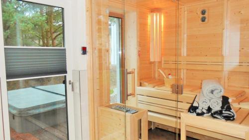 a sauna with a bench and a chair in a cabin at Dat Segelhus in Ostseebad Karlshagen